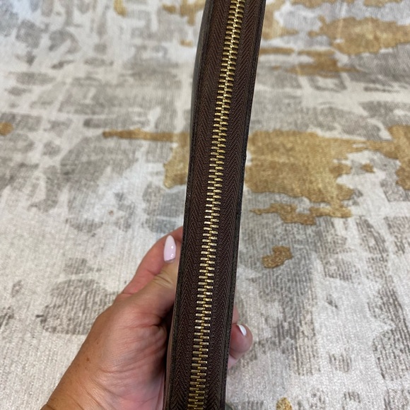 Louis Vuitton Monogram Zippy Wallet - Picture 11 of 11